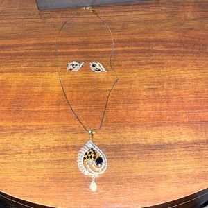 Brand new!!! Two toned chain and pendant set